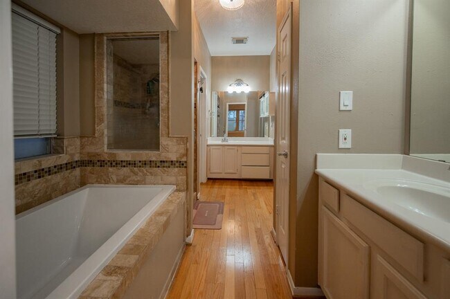 Building Photo - 1114 Gulfton Dr
