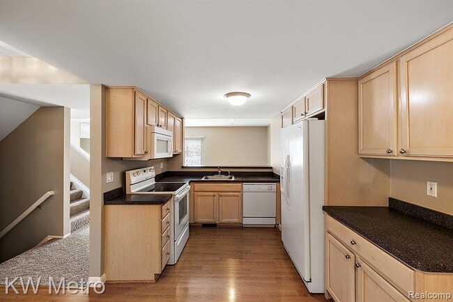 Building Photo - 5652 Drake Hollow Dr E