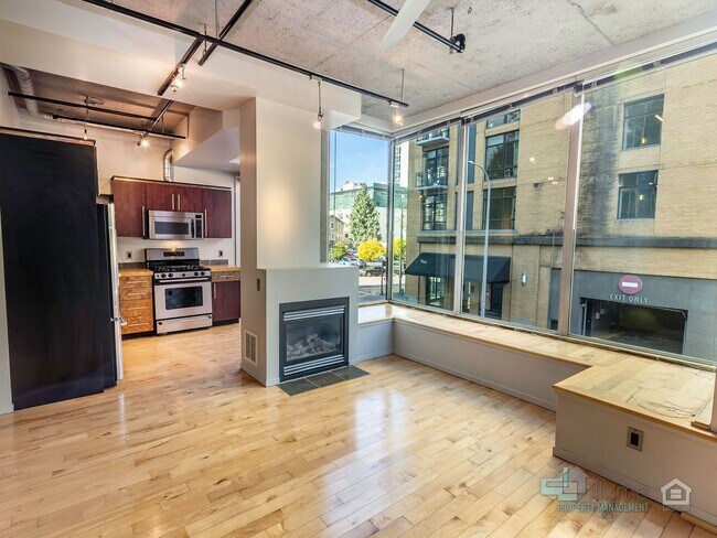 Building Photo - Stylish Urban Studio in the Heart of Downt...