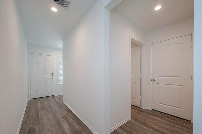 Building Photo - 5734 Avalon Woods Dr