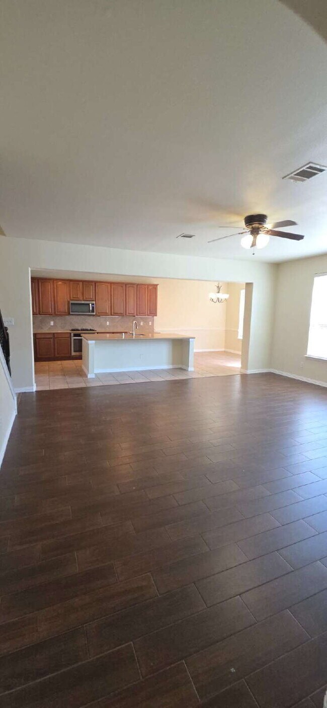 Building Photo - Expansive Mansfield Home with 5 Bedrooms, ...