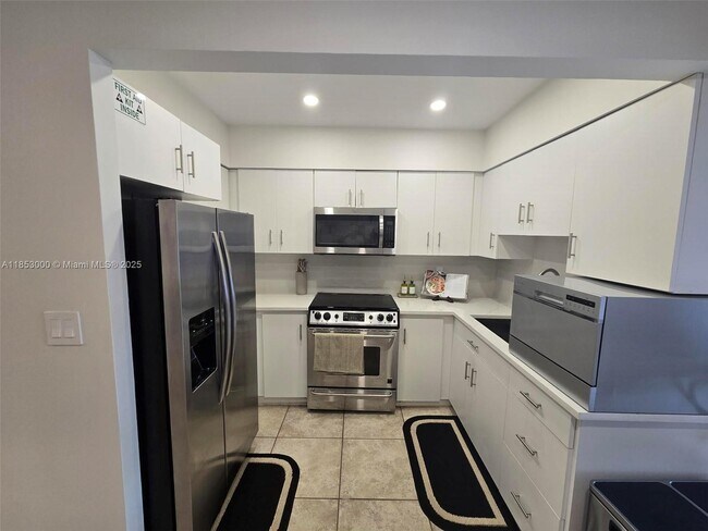 Building Photo - 2130 NE 56th St