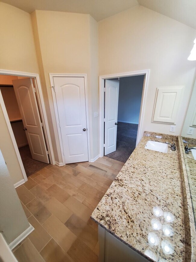 Building Photo - 3/2 Home with Open Floor Plan in Bryan