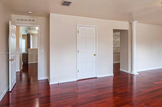 Building Photo - 6057 Ridge Lake Cir