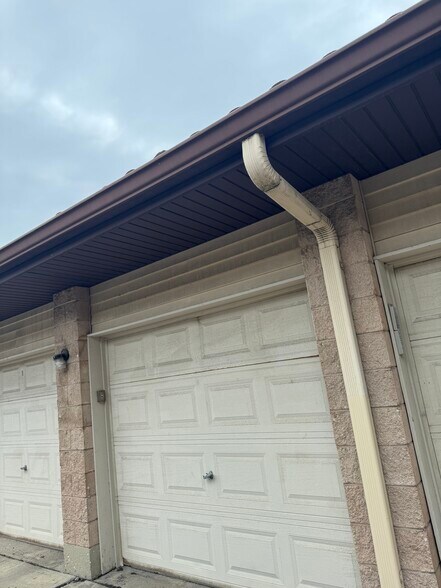 1 car garage detached. - 21W581 North Ave