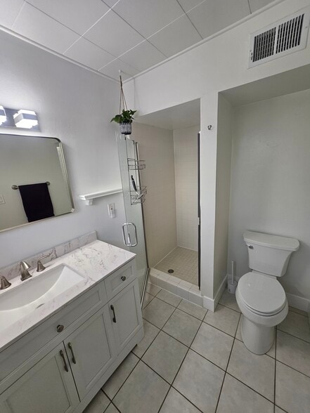 Master bathroom - 686 Coakley Dr