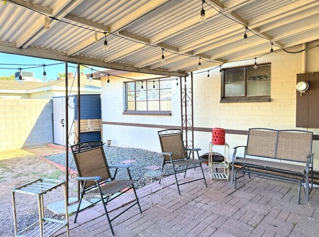 Building Photo - OPEN 8-2-25  12-1PM; Remodeled 4Br-2Ba hou...