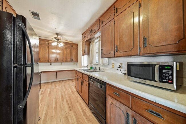 Building Photo - 602 N Circle Dr