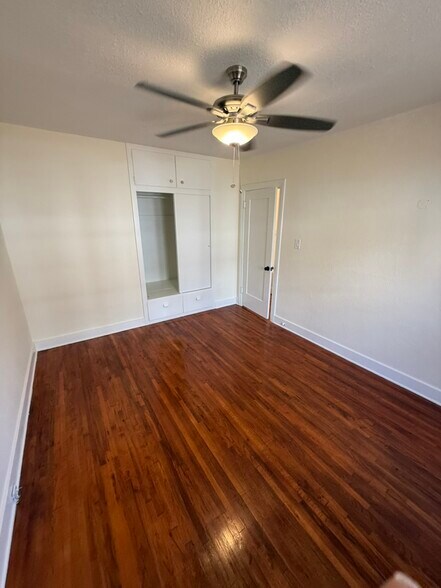 Building Photo - 566 W 38th St