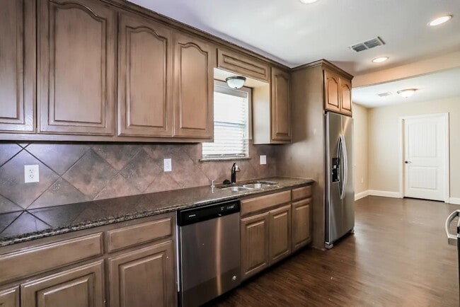 Building Photo - 2102 Colonial Dr