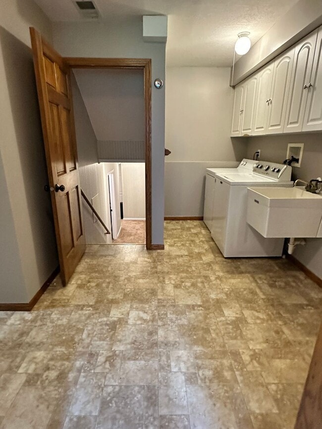 Building Photo - Maple Grove Single Family Home, Office, Fa...