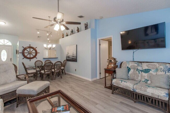 Building Photo - This tasteful decorated home features 3 be...
