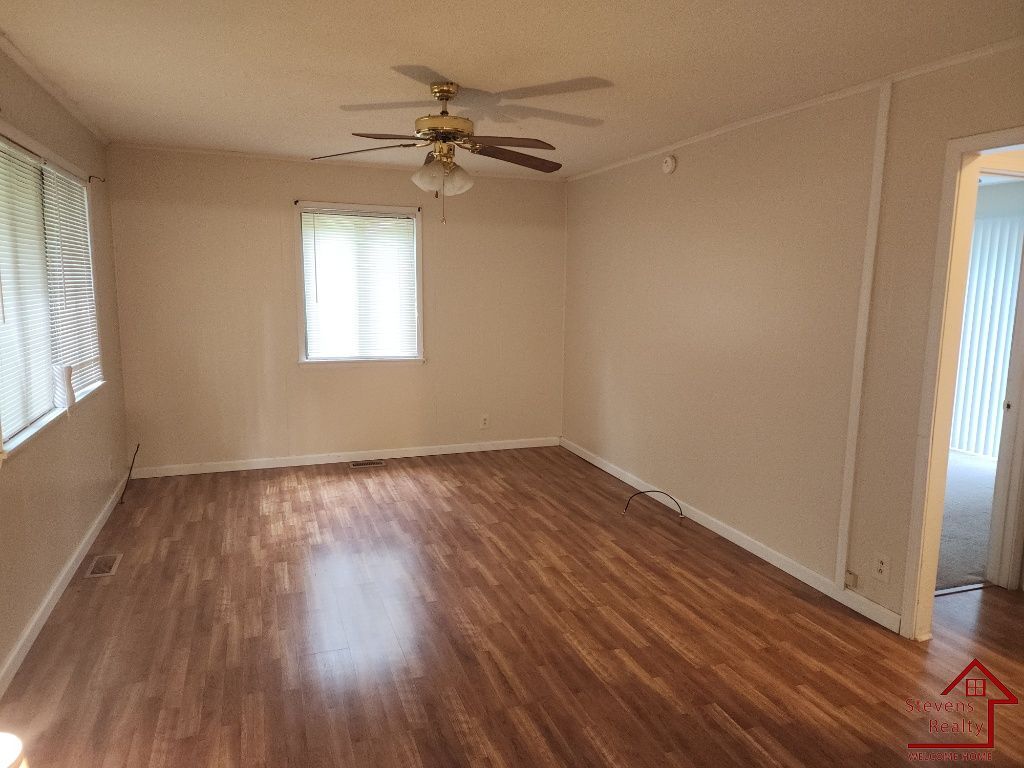 Building Photo - 163 Lakeshire Dr