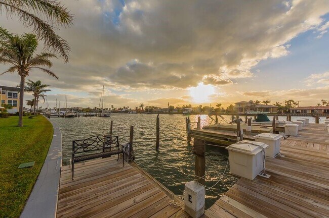 Building Photo - 1315 Bayshore Dr