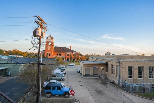 Building Photo - 210 E Washington Ave