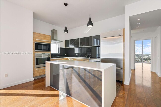 Building Photo - 2020 N Bayshore Dr