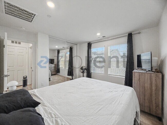 Building Photo - Unit