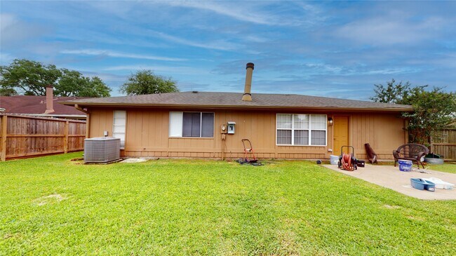 Building Photo - 1022 Manorglen Dr