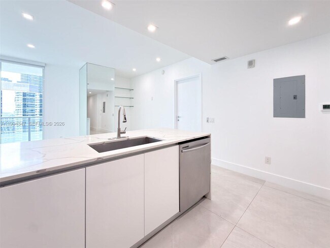 Building Photo - 1300 Brickell Bay Dr