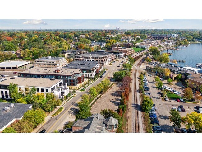 Building Photo - 253 Lake St E