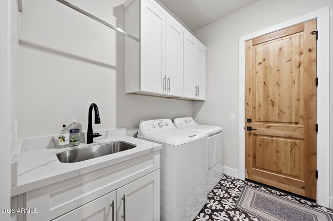 Building Photo - 6896 E Lomas Verdes Dr