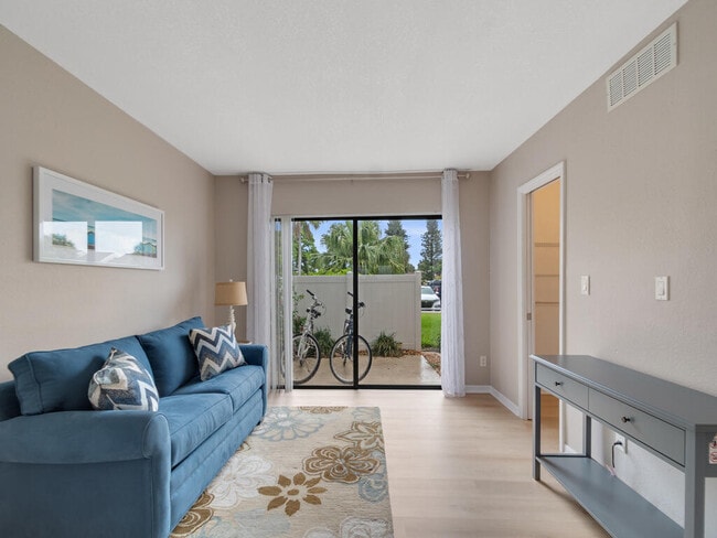 Building Photo - 3206 S Lakeview Cir