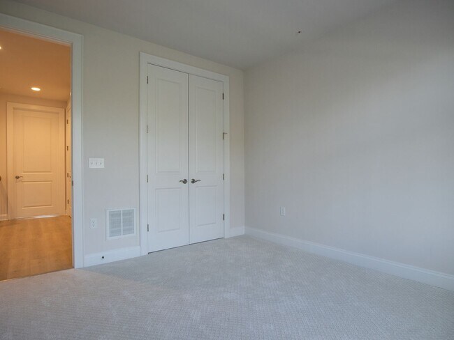 Building Photo - Walkable Short Pump Living with a Huge Private Deck