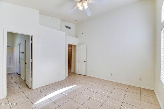 Building Photo - 753 E Saddle Dr