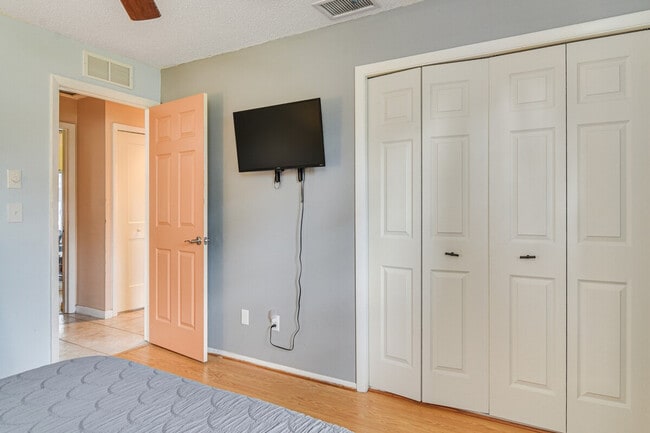 Building Photo - 2843 Meadow Wood Dr