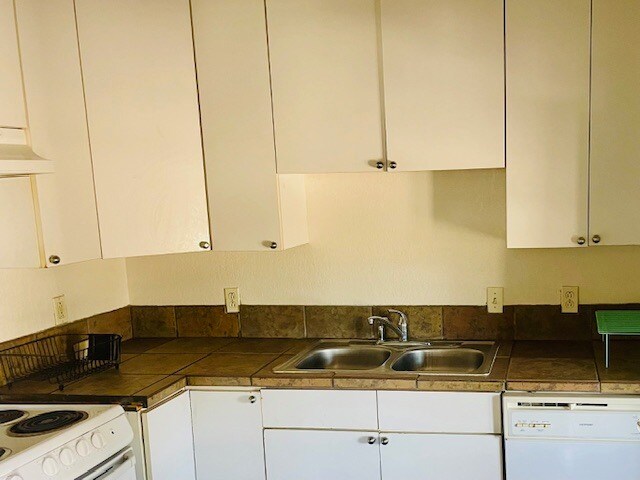 Large Kitchen - 450 W Crawford St