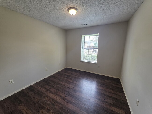 Building Photo - 2703 W Beech St