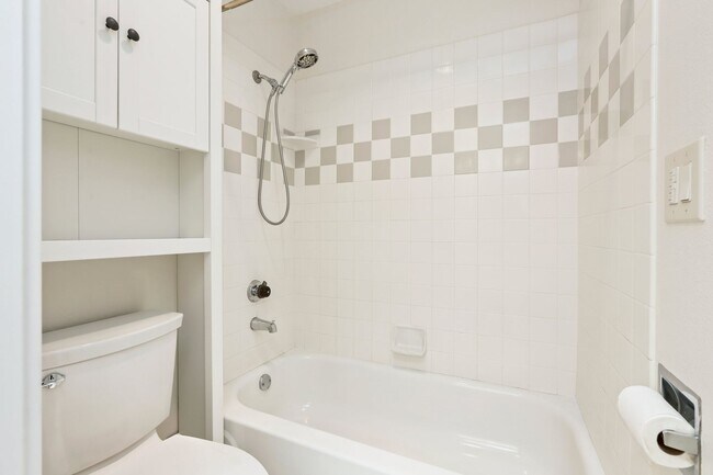 Building Photo - Beautiful Renovated Four Bedroom House for...