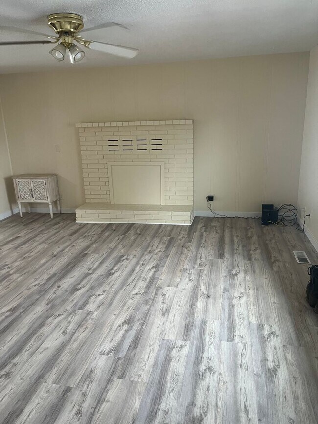 Building Photo - 6407 Harvey Dr