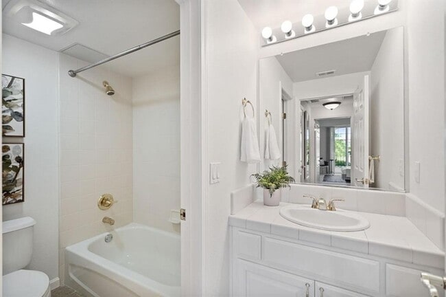 Building Photo - Gorgeous 2 Bed 2 Bath Dublin Townhome with Amenities! Centrally Located!