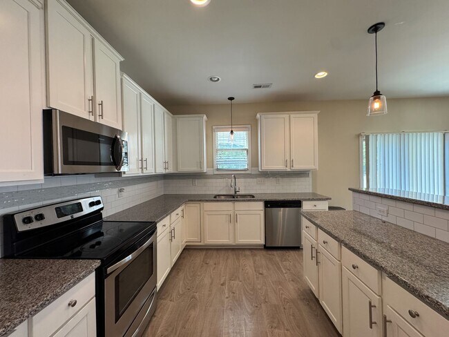 Building Photo - Stunning 4 Bed 2.5 Bath Raeford Home