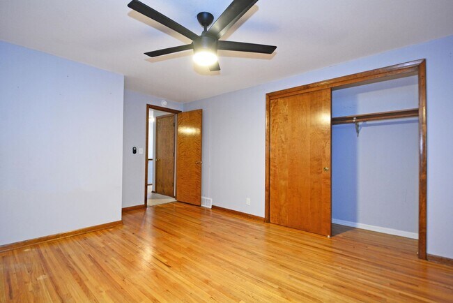 Building Photo - Beautiful 3-Bed 3-Bath Home in Golden Valley - Available 6/1!