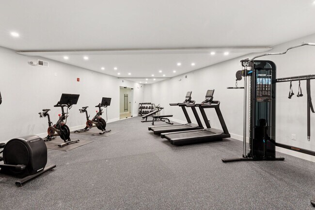 Building Photo - Stunning Studio Apartment in University City