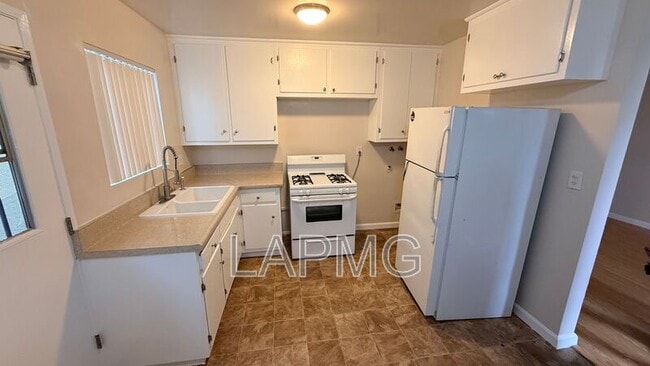 Building Photo - 8545-8549 Rose St.