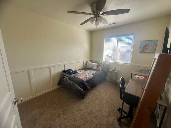 Building Photo - Great location 3 bed, 2.5 bath, 1 car gara...