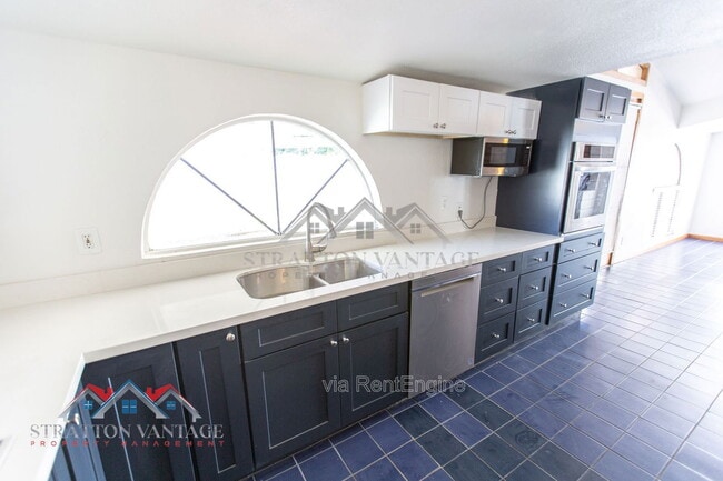 Building Photo - 8119 E Amelia Ave