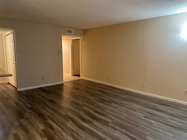 Building Photo - 17401 Red Oak Dr