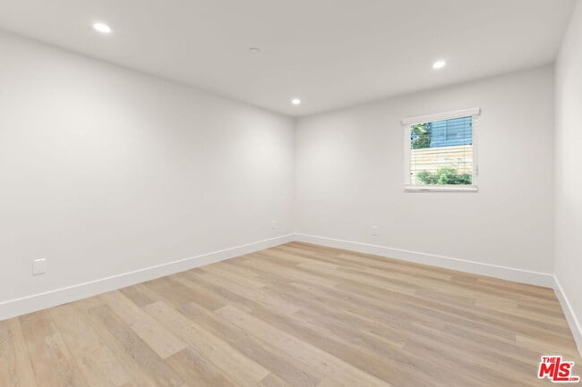 Building Photo - 1752 N Van Ness Ave