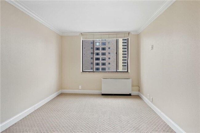 Building Photo - 700 E 8th St