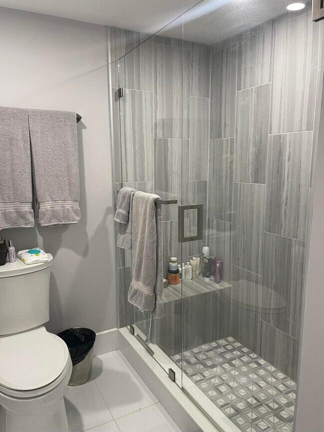 Building Photo - 9299 Vista Del Lago