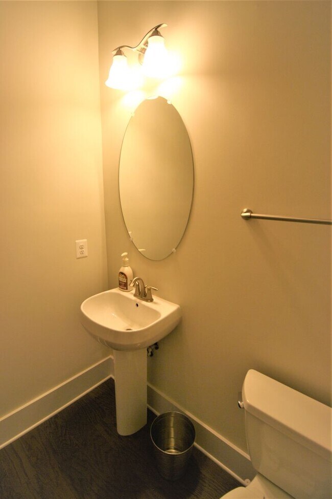 Building Photo - Elegant 3 Bedroom 2 Full 2 Half Bath Townhome in Ashburn