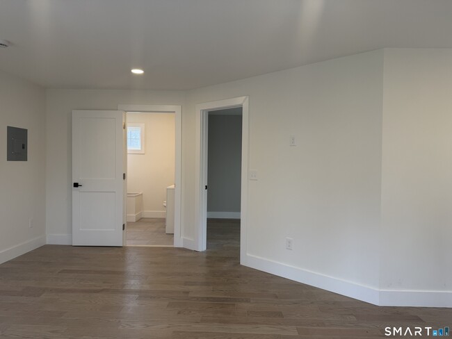 Building Photo - 424 Thrall Ave