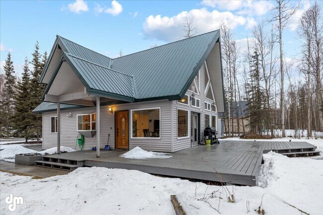 Building Photo - Well-Maintained, Chalet Style Home