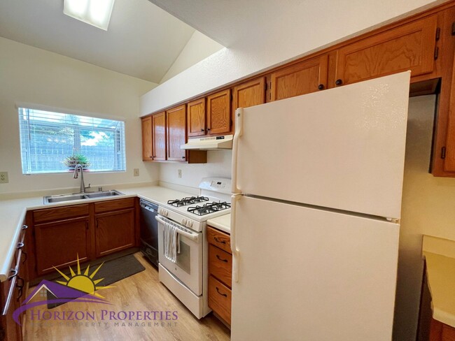 Building Photo - Spacious Two-story 2 Bed 2 Bath 1,564 Sq. ...