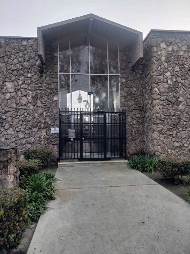 Front Gate - 279 Moss St