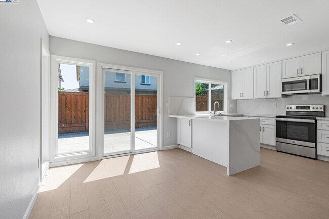 Building Photo - 390 Grovewood Loop N
